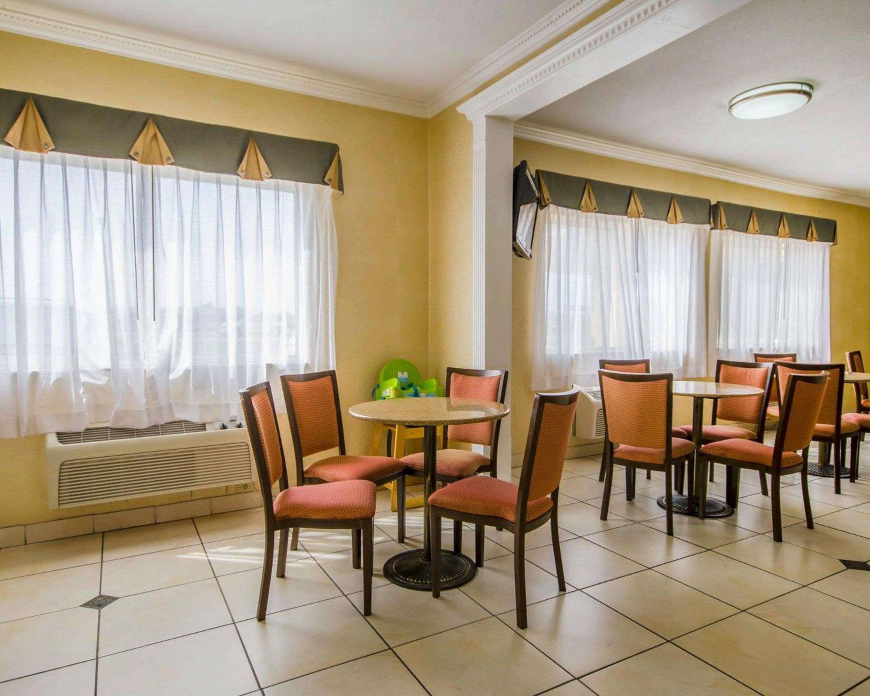 Quality Inn East Эвансвилл Экстерьер фото