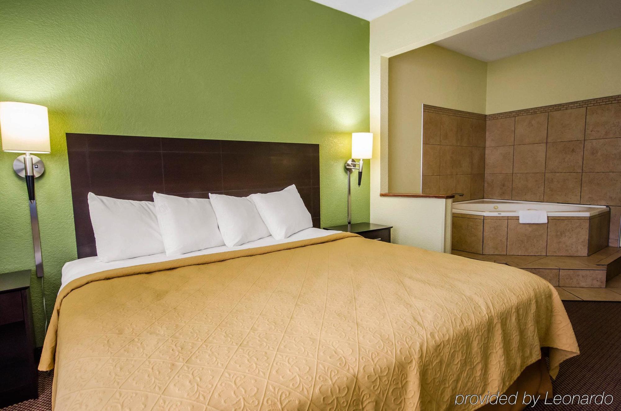 Quality Inn East Эвансвилл Экстерьер фото