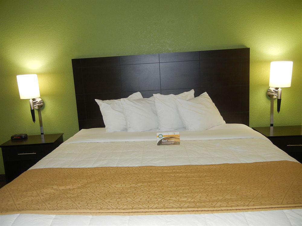 Quality Inn East Эвансвилл Экстерьер фото